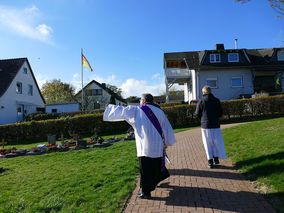 Segnung der Gräber auf dem Friedhof in Naumburg (Foto: Karl-Franz Thiede)